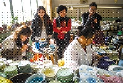 昨日，游客在觀看景泰藍制作。